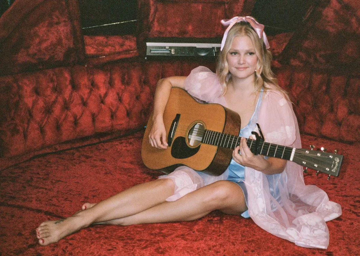 HAILEY WHITTERS releases “Fillin’ My Cup” (FEAT. LITTLE BIG TOWN)