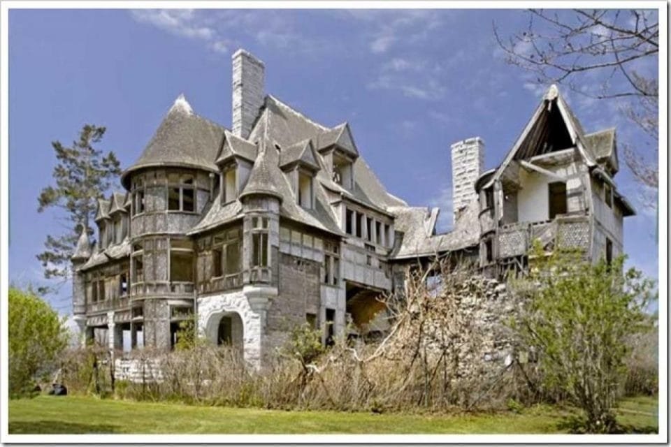 Top 10 Haunted Homes – Would You Buy a Haunted Home? Top 10 Haunted Homes – Would You Buy a Haunted Home?