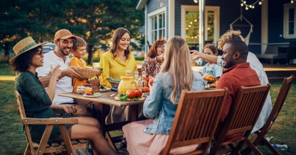 Tips for Planning an Outdoor Dinner with Friends